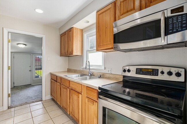Building Photo - Spacious 2 bedroom with large den in the h...
