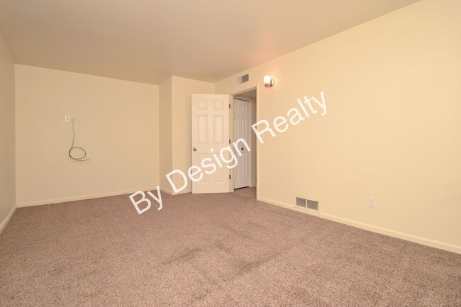 Building Photo - Pristine Remodeled Olive Grove 4 Bedroom 2...