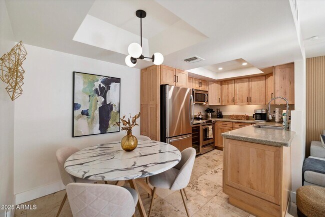 Building Photo - 1820 E Morten Ave