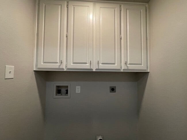 Building Photo - AVAILABLE NOW - 2 BEDROOM 2 BATH TOWNHOME ...