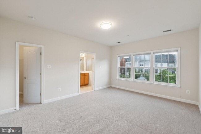 Building Photo - 909 Crestfield Dr