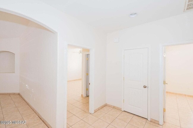 Building Photo - 5009 S Park Ave
