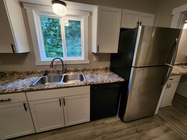 Building Photo - Spacious 3-Bedroom, 1-Bathroom Home AVAILABLE NOW!!