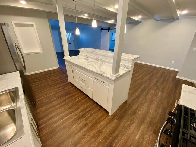 Building Photo - Remodeled Westgate Home with Attached Prof...