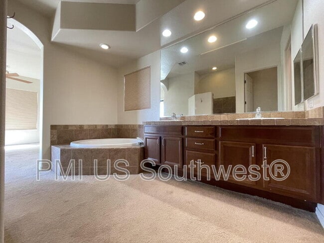 Building Photo - 2928 Esmerelda Dr