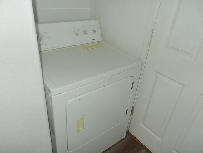 Building Photo - Spacious 4-Bedroom, 2.5-Bathroom Home – Fr...