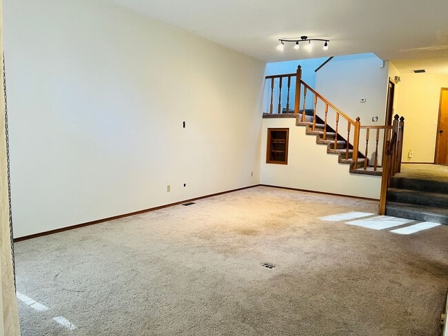 Building Photo - Amazing Attached Home in Lake Oswego is a Must See!