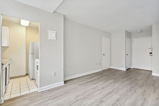 Building Photo - Charming & Bright Studio at River Place West