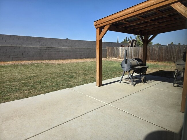 Building Photo - 4 BR 2 BA Availble Nov 18th