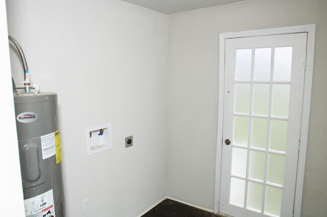 Building Photo - 527 W 6th St