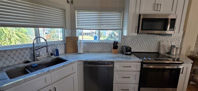Building Photo - 1702 Castaway St