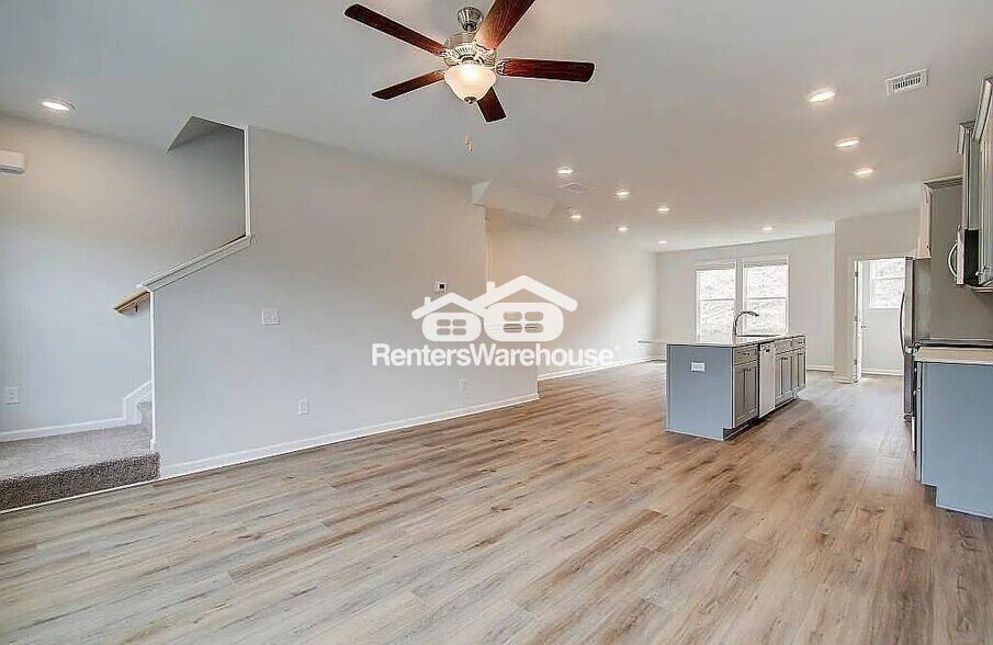 Building Photo - 3203 Bateman Drive SE