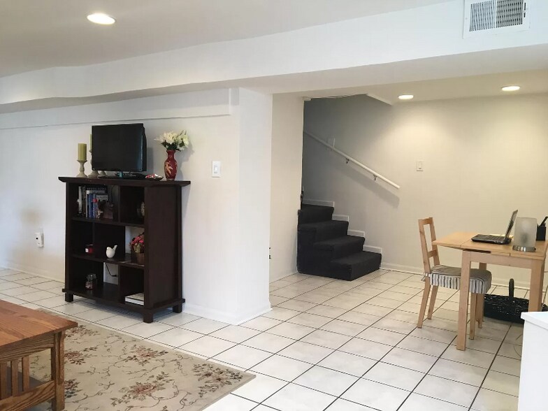 Building Photo - 4200 N Damen Ave