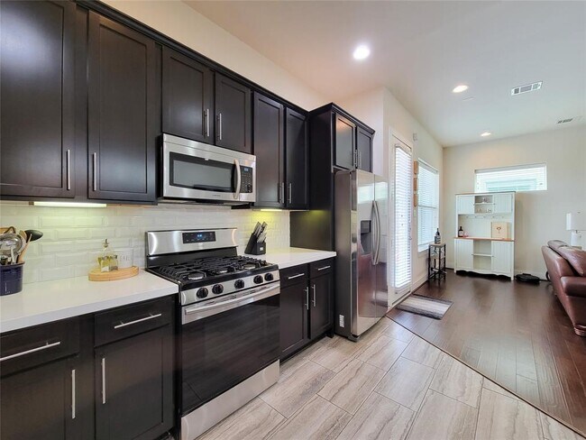 Building Photo - 1842 Parana Dr