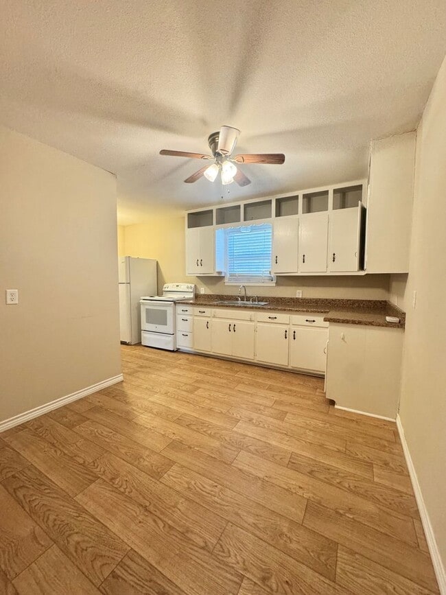 Building Photo - NOW AVAILABLE - 3 Bedroom Home!!