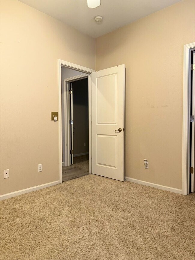 Building Photo - Polished and Chic 4/2 Available NOW!!