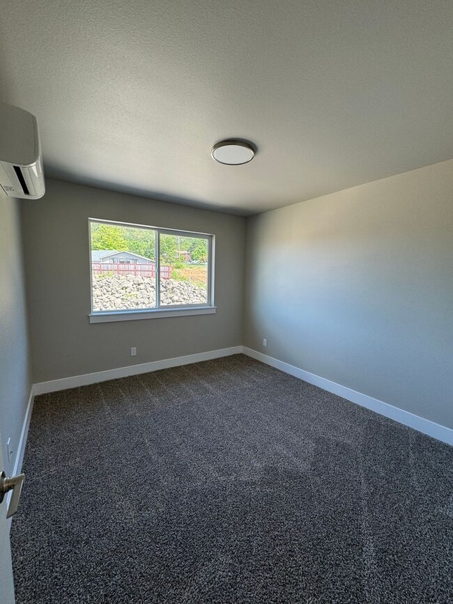 Building Photo - Newer West Roseburg 3-Bedroom, 2.5-Bath Townhouse