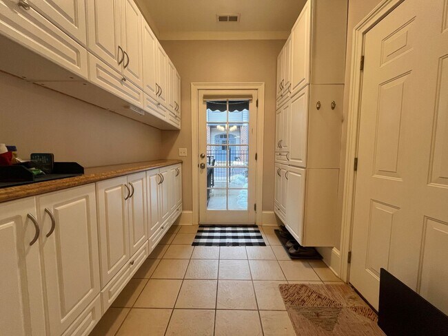 Building Photo - Townhome Available in North Main Community Downtown Greenville!