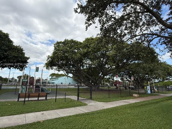 Building Photo - 610 NE 2nd St