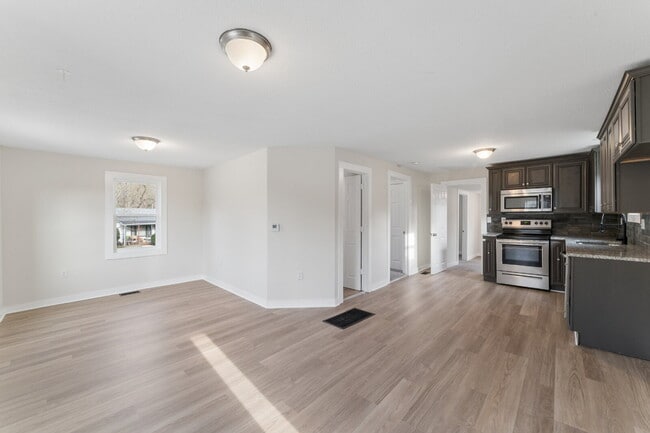 Building Photo - This cozy residence features a bright living space and well-appointed kitchen.  1st month is FREE...