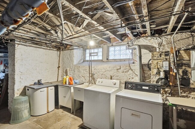 Building Photo - 1220 Louden St