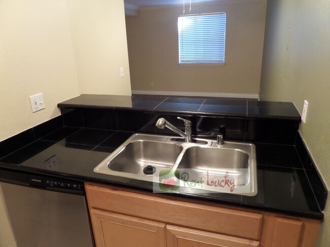 Building Photo - Super Cute Studio w/Parking in Fantastic Downtown Seattle Location!!