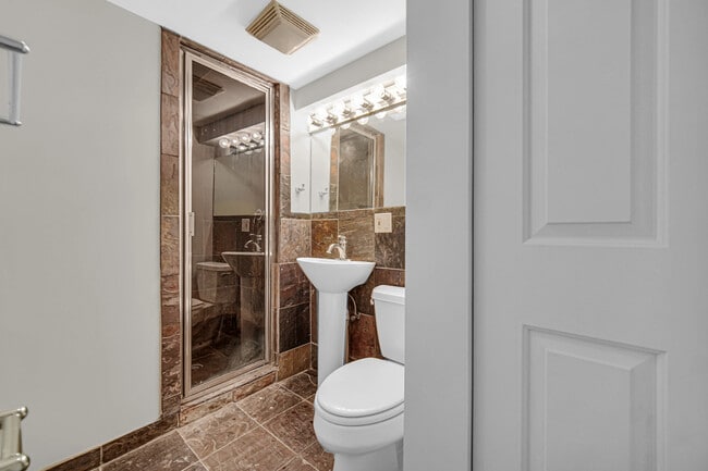 Building Photo - 1424 W Grand Ave