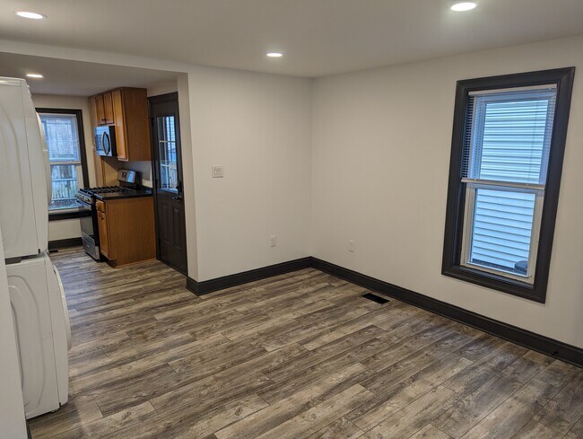 Living/Dining Area - 318 Mitchell Ave