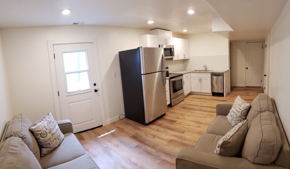 Kitchen - 587 HILLSIDE DR