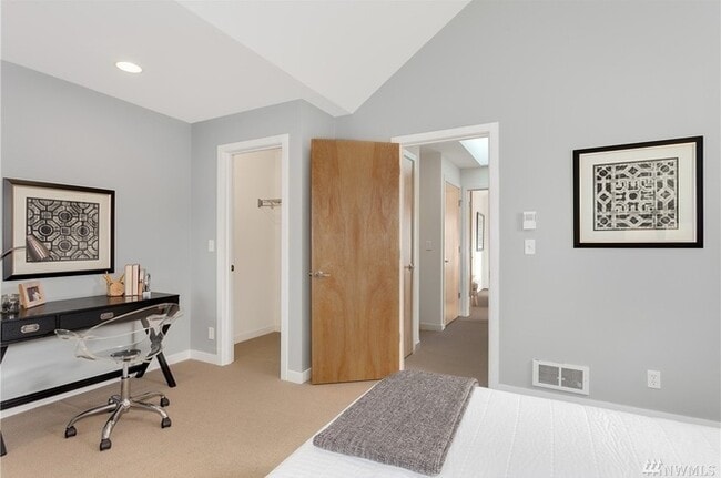 Building Photo - Stunning Townhome in the heart of Columbia City