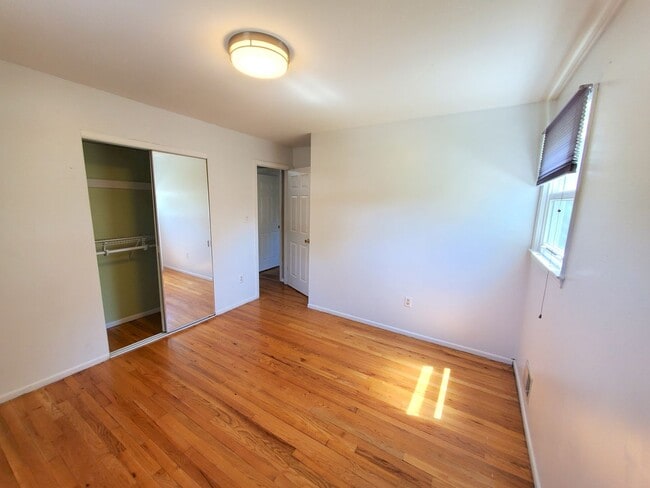 Building Photo - Single family, bi-level home with 4-bedroo...