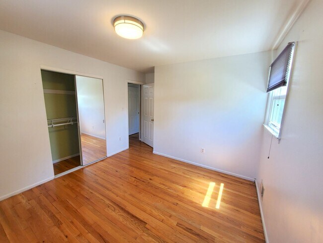 Building Photo - Single family, bi-level home with 4-bedrooms (one bedroom on ground level), 2.5 bathrooms, attach...