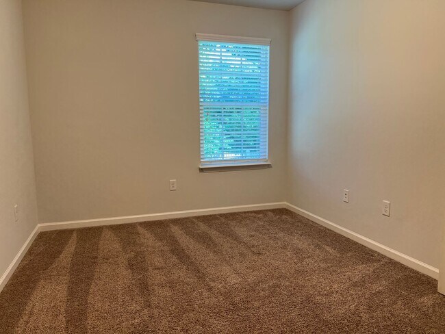 Building Photo - 3/2 Condo in Gated Community near Downtown...