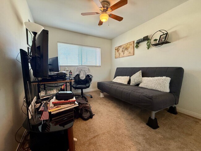 Building Photo - Luxury and Spacious Townhouse with Large Fenced Yard! Double Car Garage!