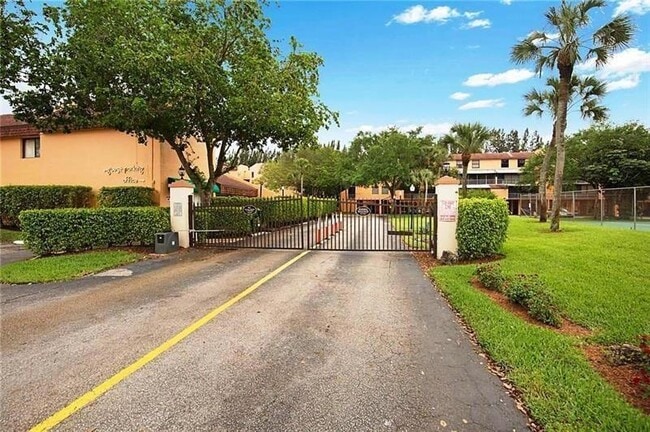 Building Photo - 430 Commodore Dr