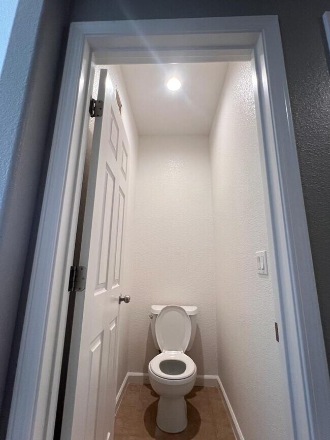 Building Photo - 427 Anchor Ln