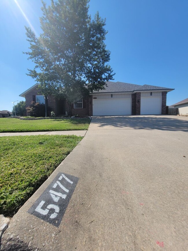 Building Photo - Bent Tree Subdivision - 4 BR - 2 Living Ar...