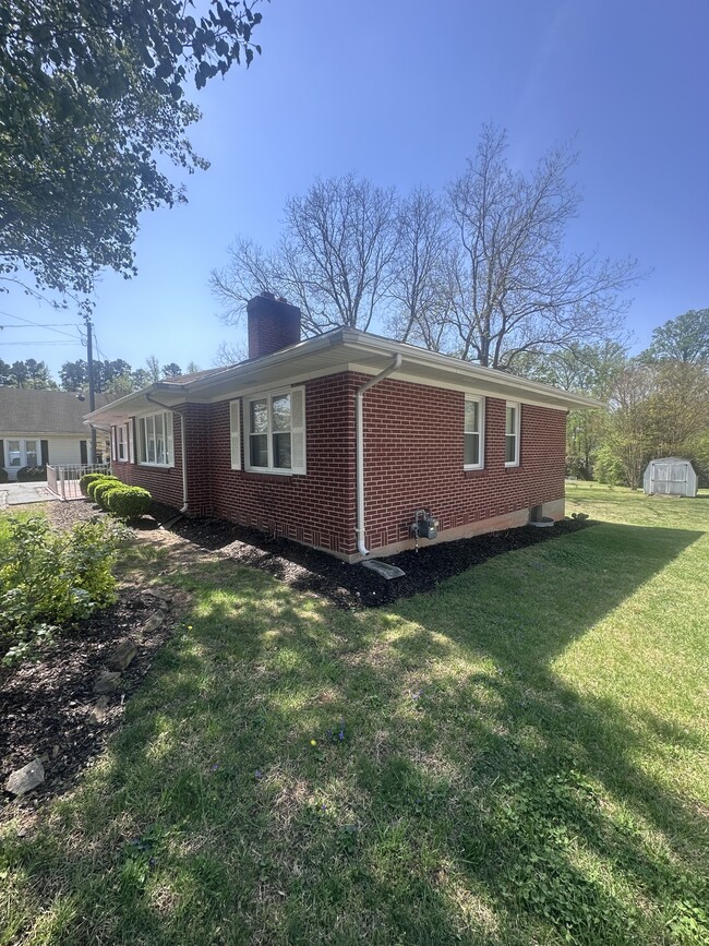 Building Photo - 1123 Franklin Turnpike