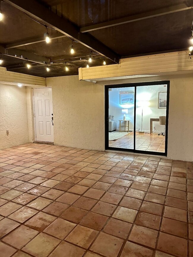 Building Photo - 1608 Shaker Cir