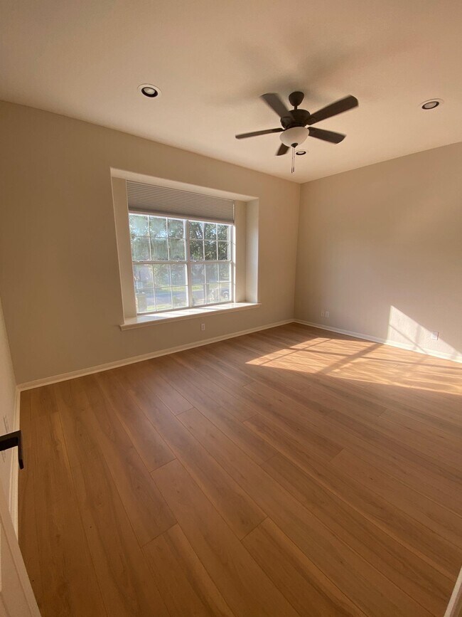 Building Photo - 804 Broken Arrow