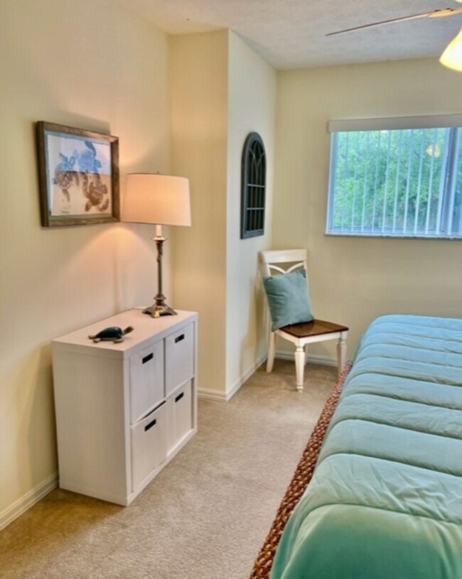 Building Photo - Beautiful Waterfront 2/2 Furnished Condo with community pool!