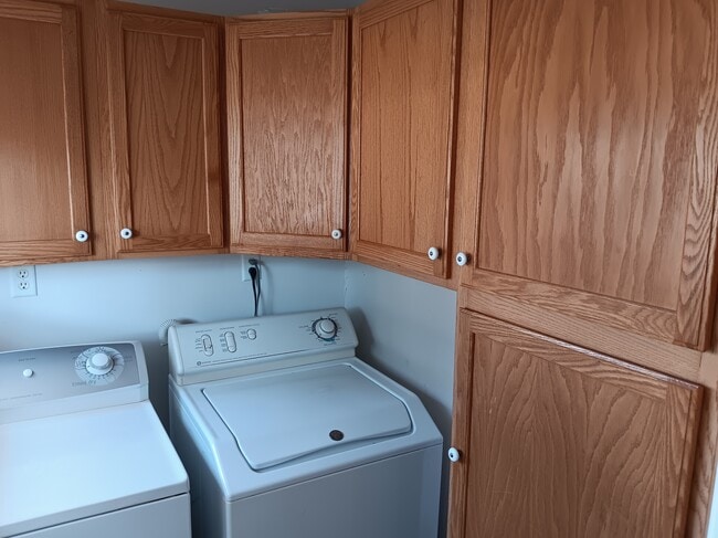 Building Photo - 220 Amelia St