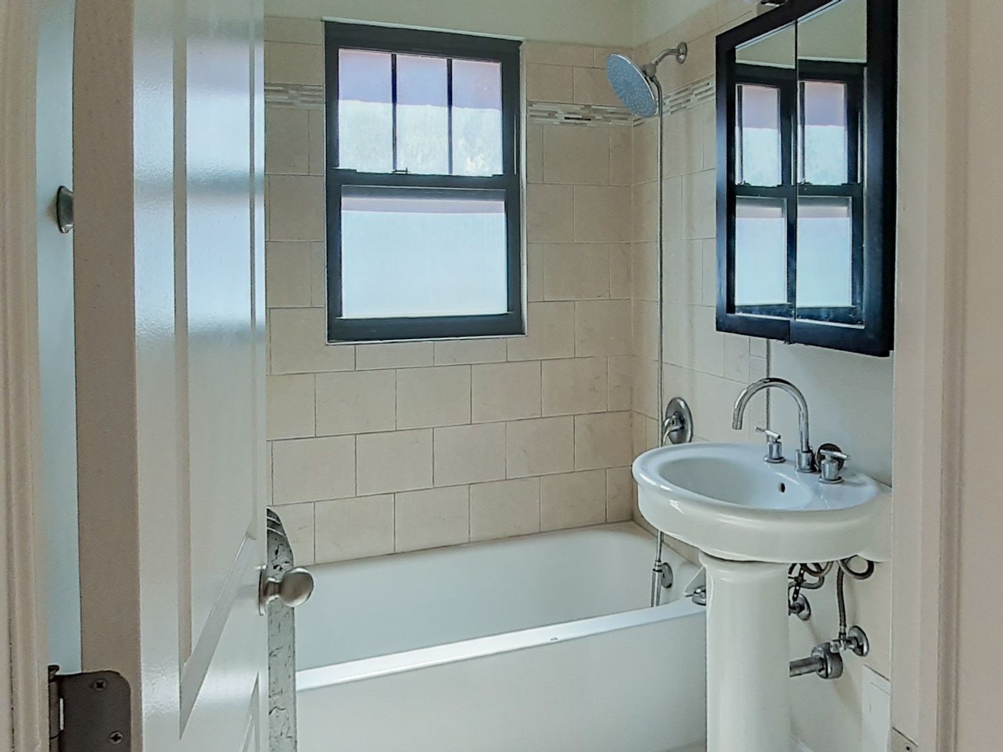 Building Photo - 538 W Cornelia Ave