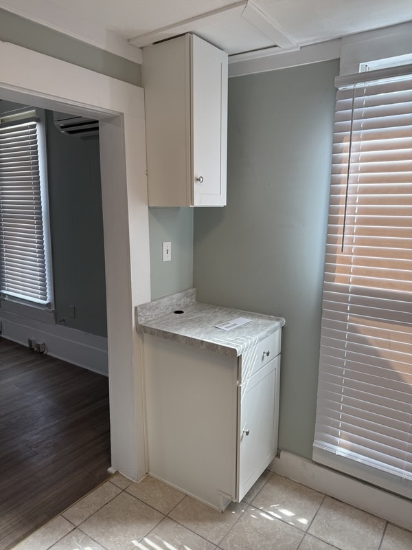 Building Photo - 702 W Columbia St