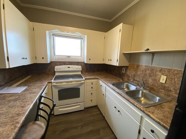 Building Photo - 105 W Cherry Ave