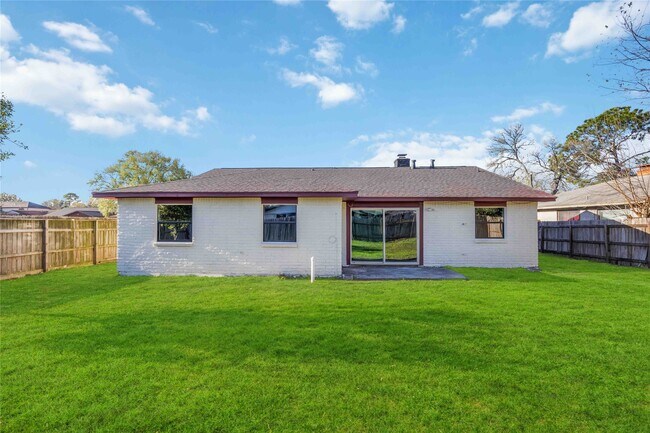 Building Photo - 2302 Green Knoll Dr