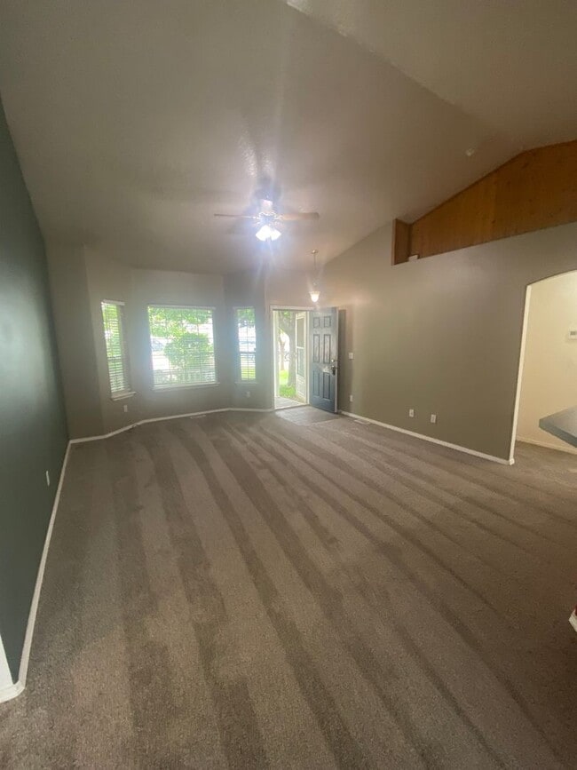 Building Photo - 3 Bed, 2 Bath,  Single Story, CUL-D-SAC Ho...