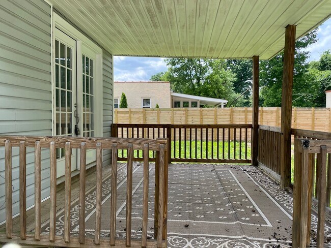 Building Photo - Knoxville 37918 - Adorable Fountain City Rancher with 3 Bedrooms, 1 Bath Rent – $1,550/Month! - C...