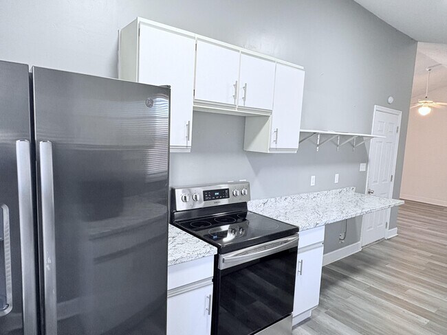 Building Photo - 418 Eucalyptus Ln