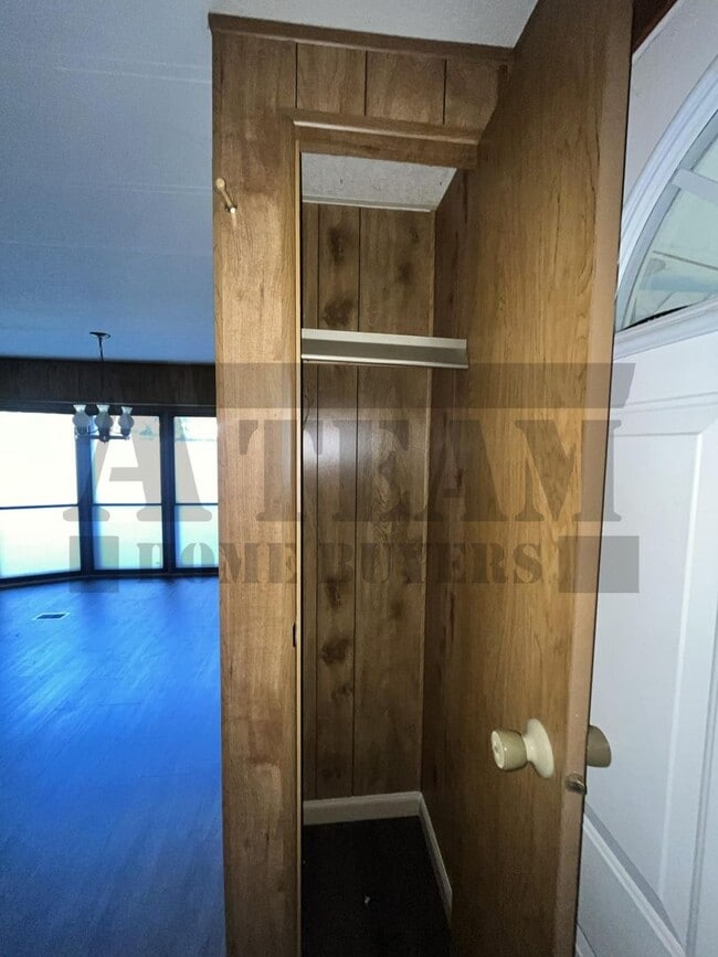 Building Photo - Spacious 2-bedroom, 1-bathroom home!